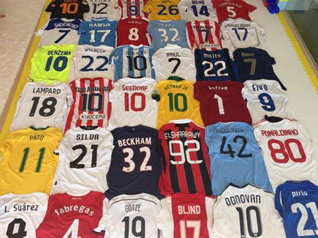 La impresionante colección de camisetas de Piqué