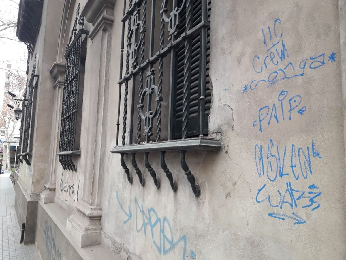 Una de las joyas arquitectónicas de la Ciudad, el edificio neocolonial del Ministerio de Cultura, es otro de los hitos urbanos que es depreciado por tarambanas que buscan "marcar territorio".