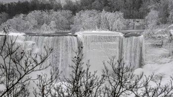 Imágenes impactantes: las Cataratas del Niágara casi congeladas por el frio en Estados Unidos
