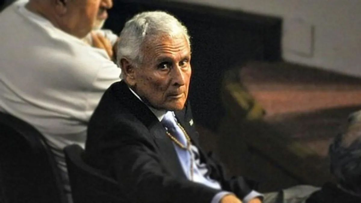 El represor Miguel Ángel Etchecolatz durante el juicio.