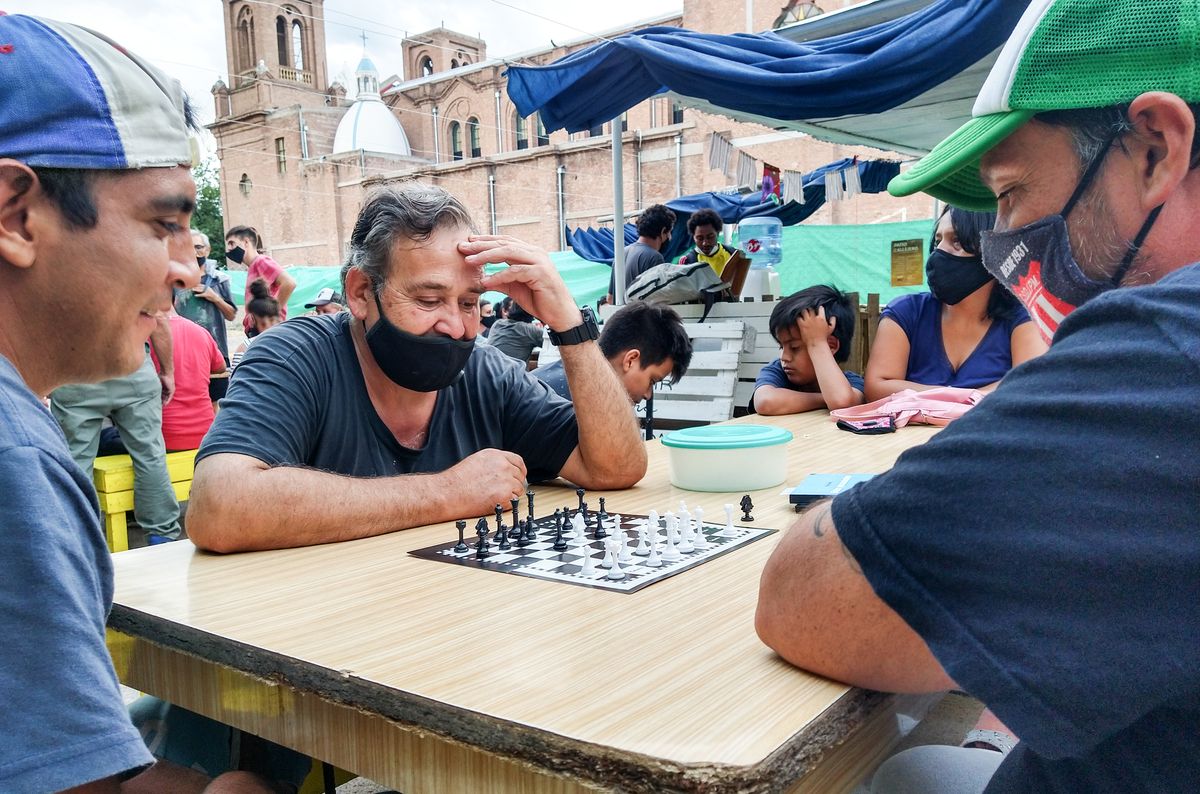 Las personas que asisten al Patio Callejero no solo van a comer, también a crear lazos de amistad con sus pares