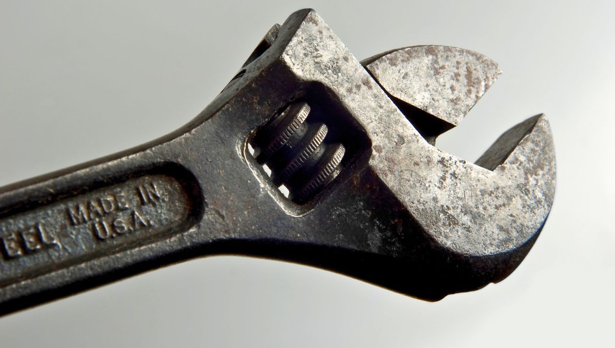 La llave francesa se usa más en tornillos y tuercas. La llave francesa se usa más en tornillos y tuercas.