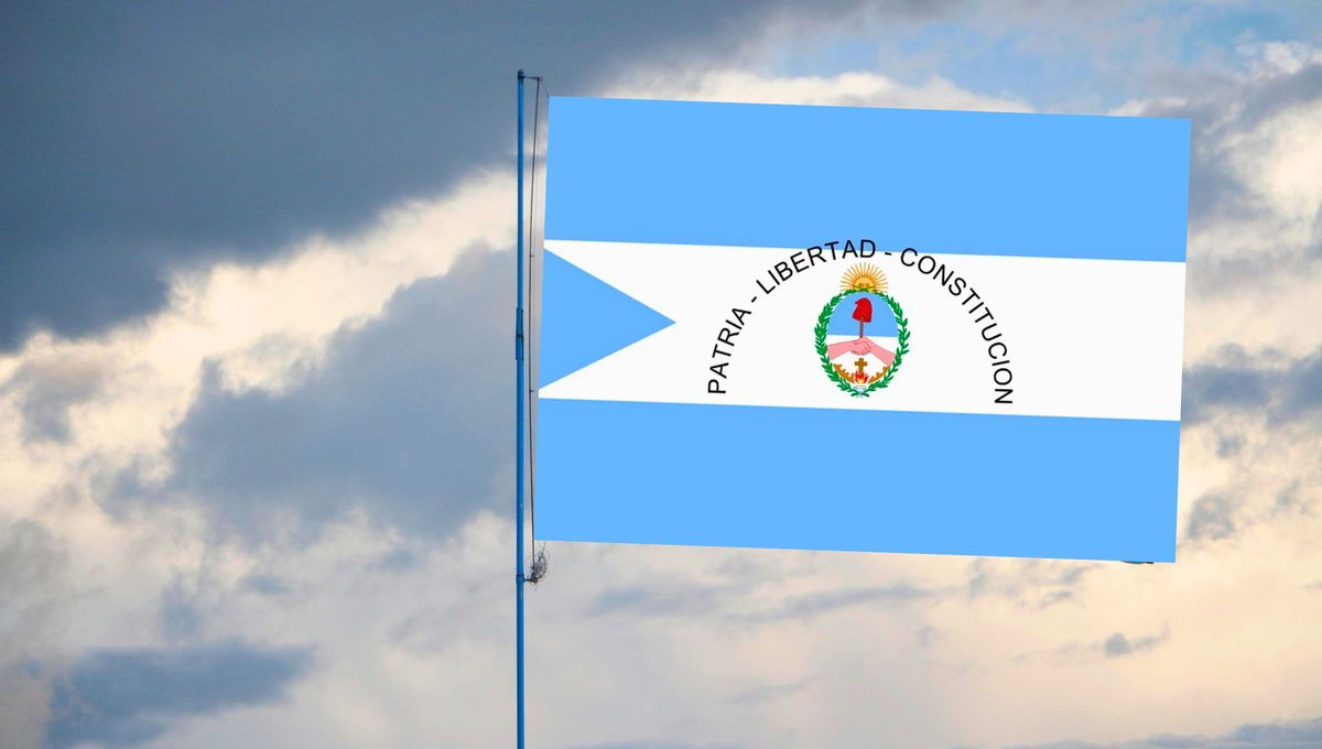 La bandera de la provincia argentina que es casi idéntica a la nacional bajo el lema 