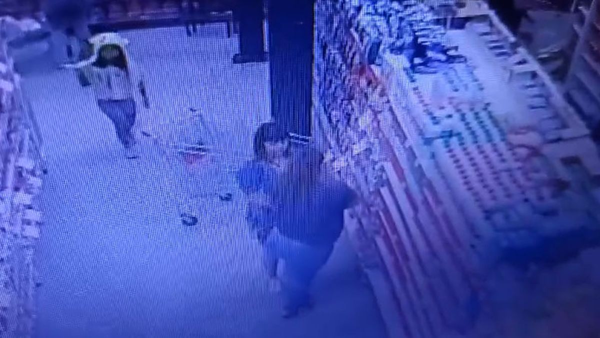 Captura de video de una cámara de seguridad de un Átomo del Este, donde la detenida quedó filmada. Captura de video de una cámara de seguridad de un Átomo del Este, donde la detenida quedó filmada.