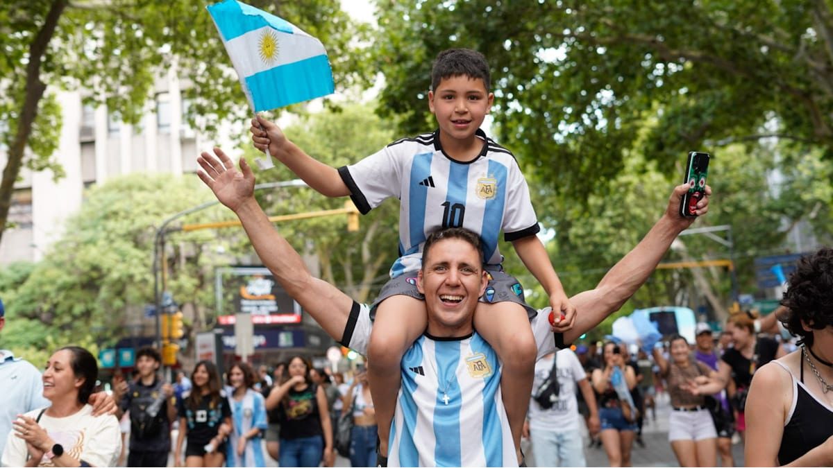 Las calles del Centro de Mendoza se vieron desbordadas a pesar de las restricciones.