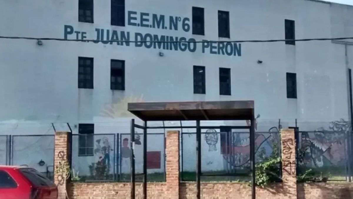 Le cortaron el cuello a un compañero de 13 años y lo tiraron a un contenedor