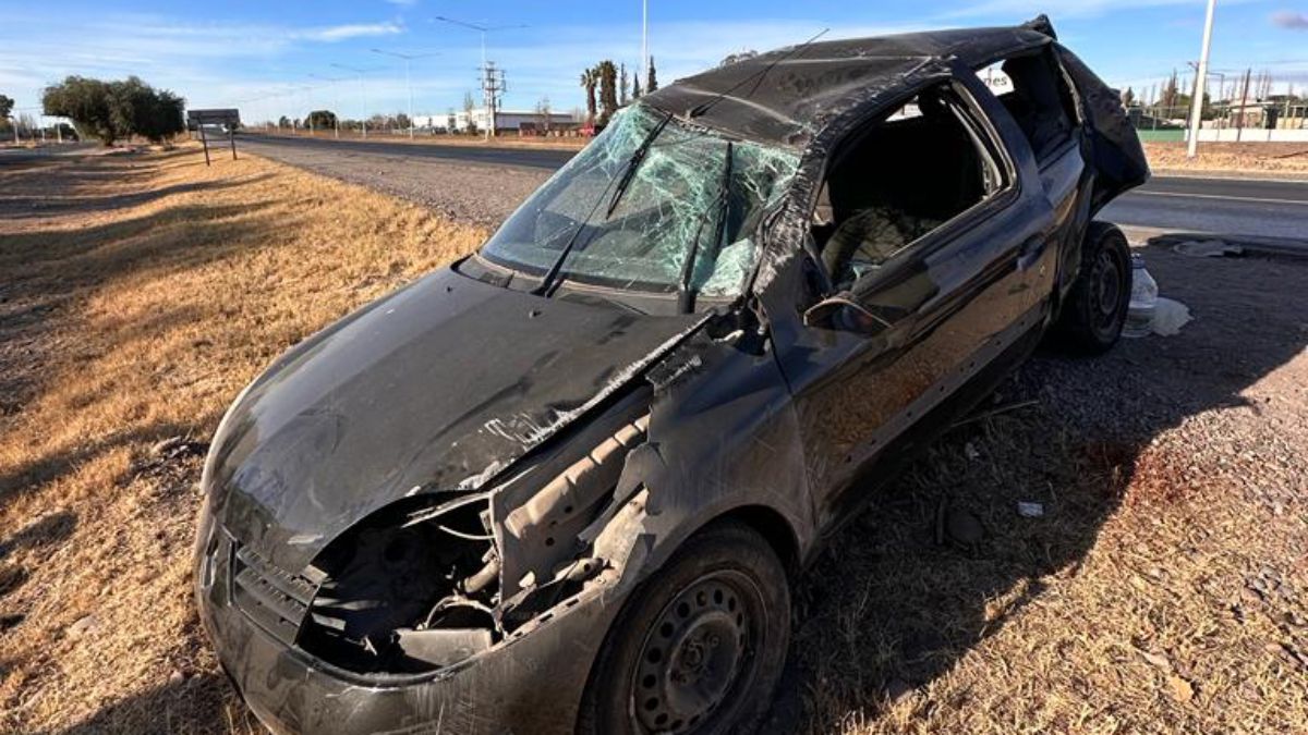 Estado en el que quedó el Renault Clío, tras el violento choque de atrás que sufrió en el Acceso Este, Guaymallén.