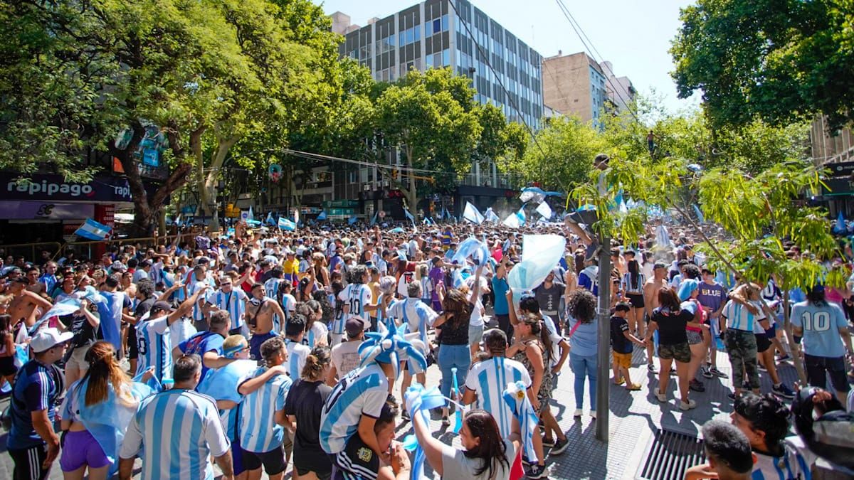 Peatonal y San Martín con la argentinidad al palo.