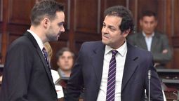 Germán Vicchi (a la derecha) presentó un proyecto de ley para cambiar la forma de selección de los síndicos de las empresas estatales.