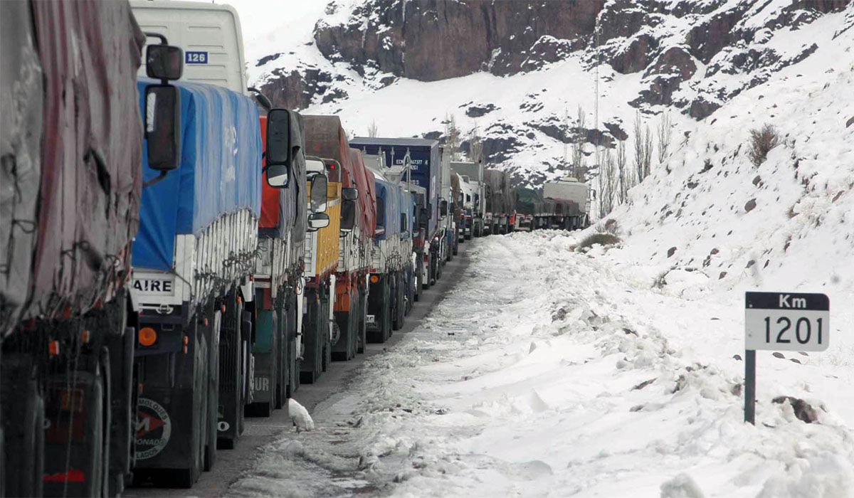 Una infinita fila de camiones en el paso a Chile, como tantas veces. Una infinita fila de camiones en el paso a Chile, como tantas veces.