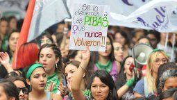 Multitudinaria marcha contra la violencia hacia la mujer