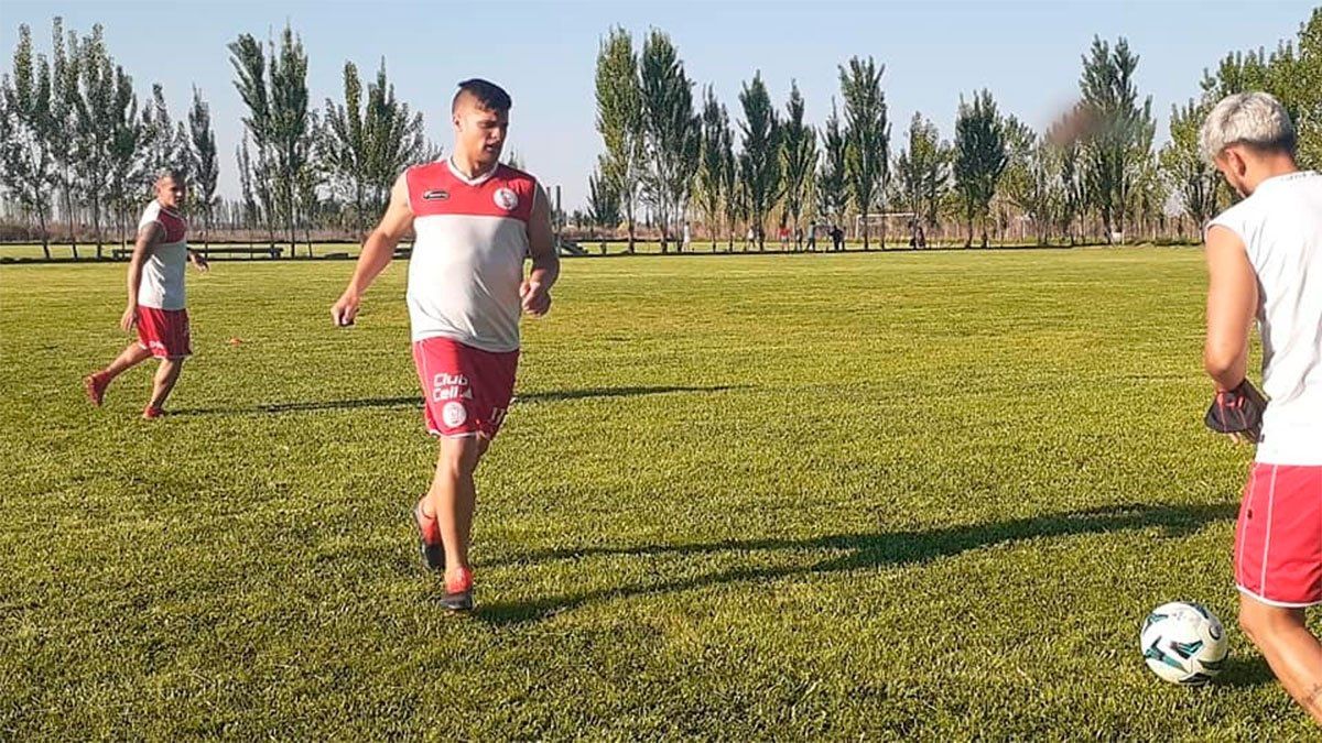 Leandro Lencinas, uno de los refuerzos del Globo, podría estar desde el arranque. Foto: gentileza Prensa Huracán Las Heras.