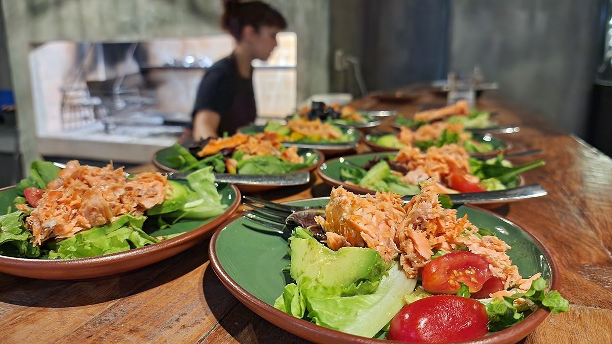 Ensaladas con verduras de estación fueron un acierto para refrescar los paladares en una noche muy cálida. Ensaladas con verduras de estación fueron un acierto para refrescar los paladares en una noche muy cálida.