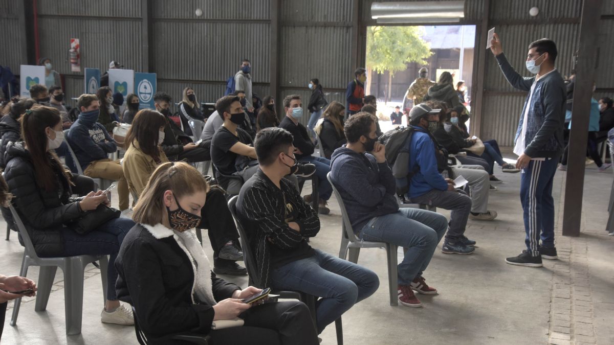 Excelente respuesta de los jóvenes mayores de 18 para inmunizarse contra el Covid-19, lo que ayudará a frenar el crecimiento de este flagelo mundial.