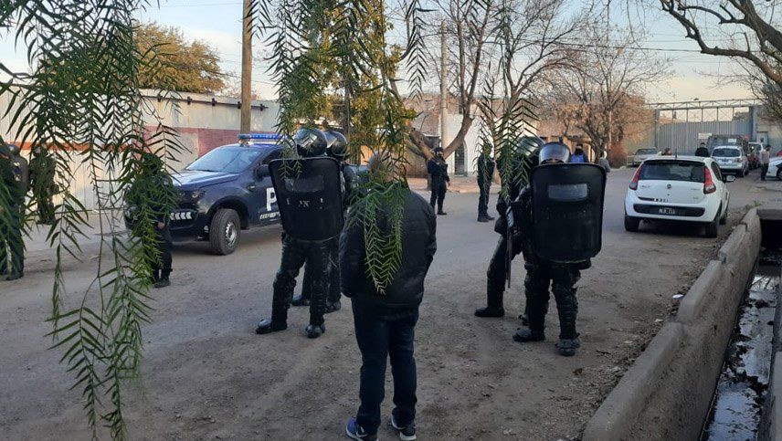 Intervino la policía para que no quemaran la casa del acusado de robo y violación