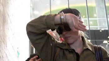 Scarlett Johansson chocó contra un vidrio cuando escapaba de los papparazzis en Aeroparque