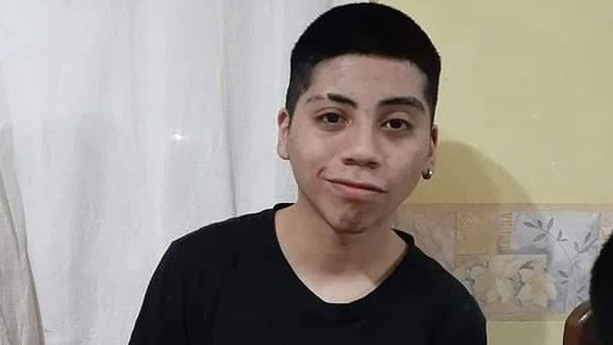 Los familiares de Leandro Álvarez, de 20 años, están convencidos que alguien le hizo daño, que alguien lo asesinó.