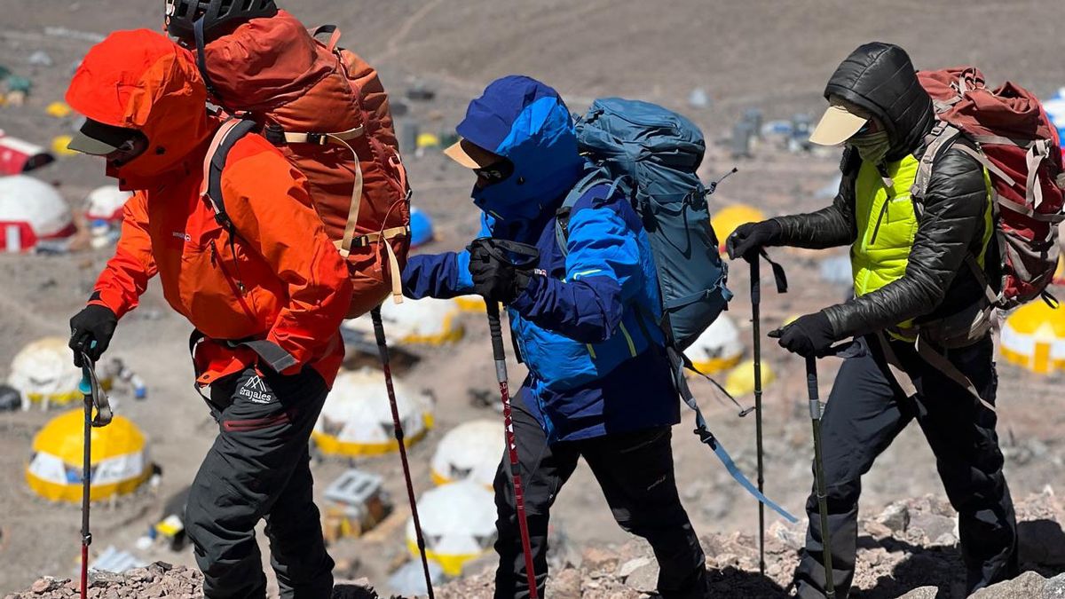 Adrián Miranda De María, Gerardo Tejeda y Nacho Rogé camino al campamento Canadá, en Aconcagua. Adrián Miranda De María, Gerardo Tejeda y Nacho Rogé camino al campamento Canadá, en Aconcagua.