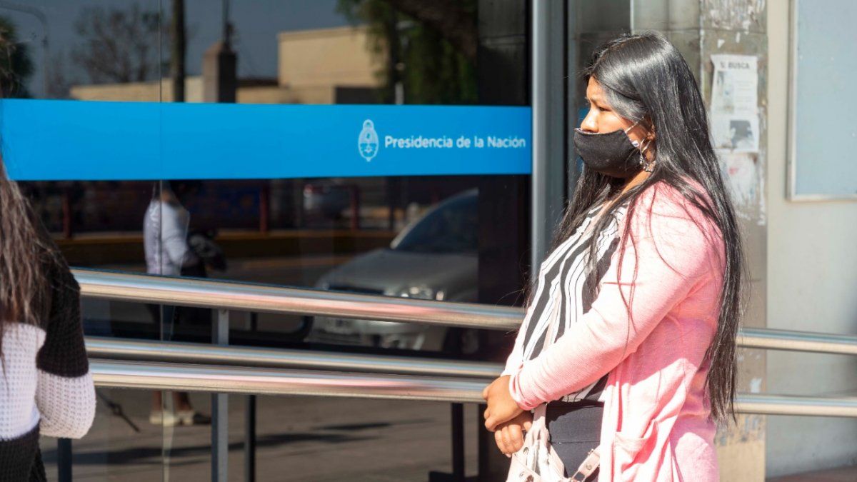 ANSES confirmó el calendario de pago del mes. AUH abril 2021 inicia su cobro el lunes 12. Cuándo cobro Tarjeta Alimentaria. Quiénes cobran doble&nbsp;