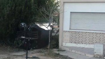 Dio un tumbo con el auto y quedó en la vereda