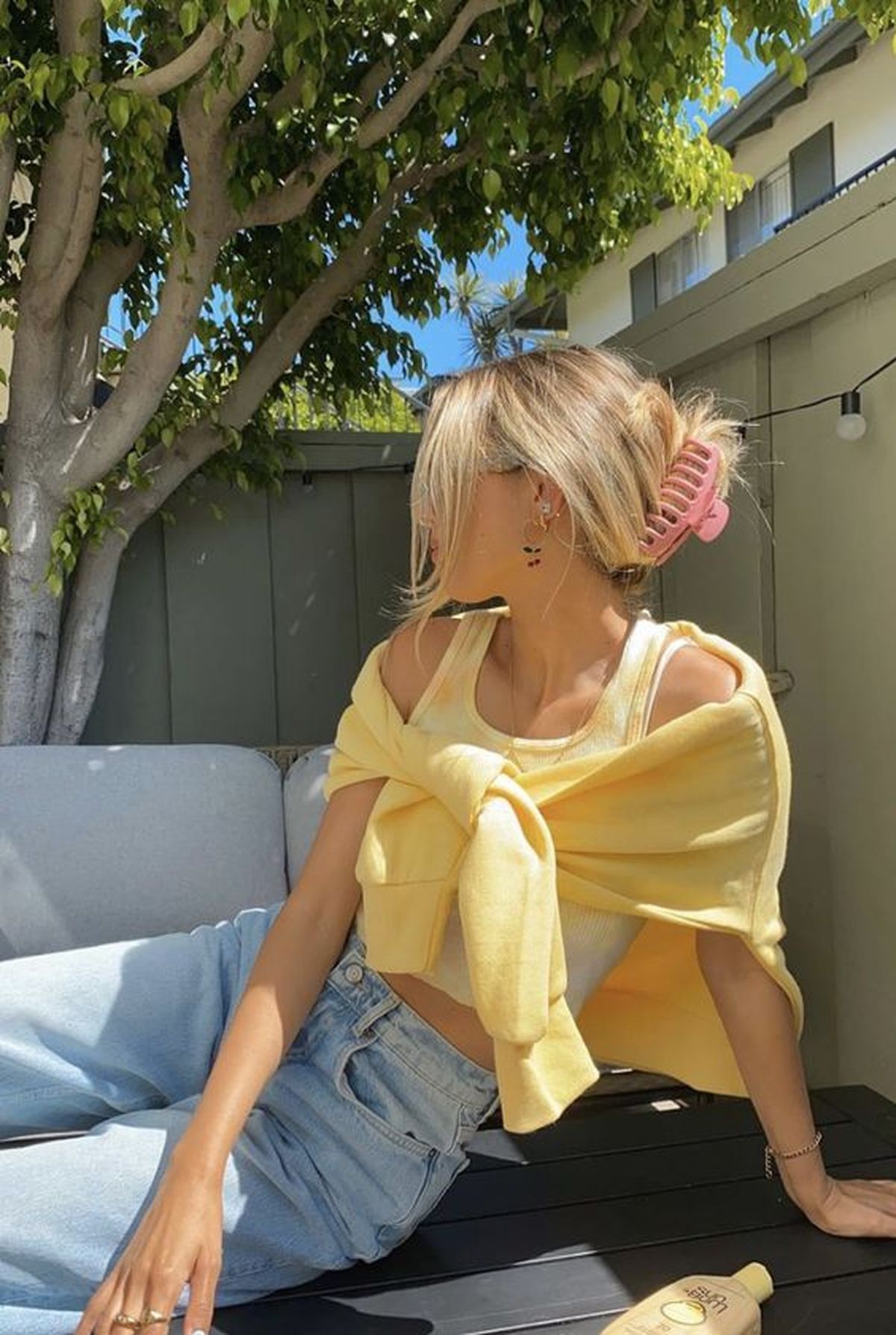 Outfit casual con toques de amarillo. Outfit casual con toques de amarillo.