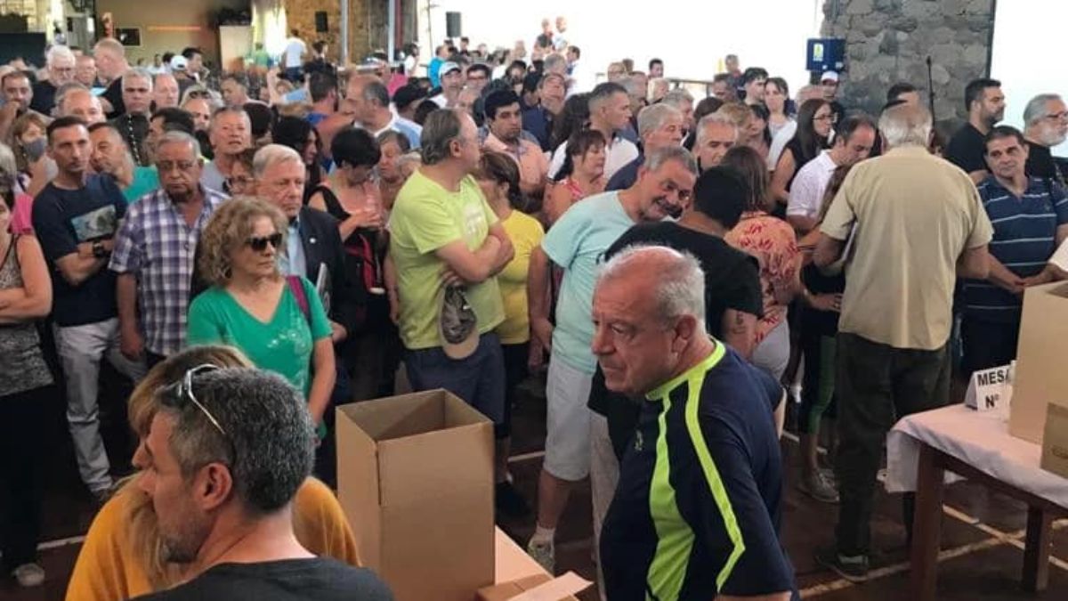 Importante participación de los socios del club, quienes aprobaron la gestión de Aguirre Toum y lo reeligieron como presidente.