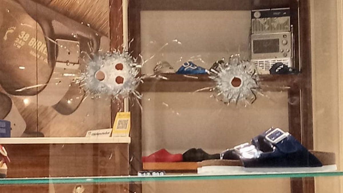 Ladrón usó de escudo humano a la empleada de una zapatería