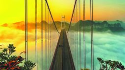 El puente Aizhai, que atraviesa el Gran Cañón de Dehang, es uno de los principales atractivos de la prefectura autónoma de las etnias tujia y miao de Xiangxi, en la provincia de Hunan. PARA USO DE CHINA DAILY.