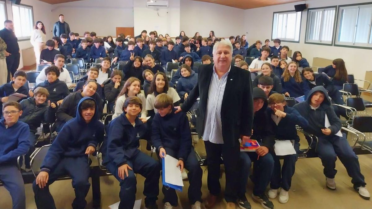 El veterano Dardo Forti visitó el Colegio San José de los Hermanos Maristas y habló de la guerra de Malvinas.