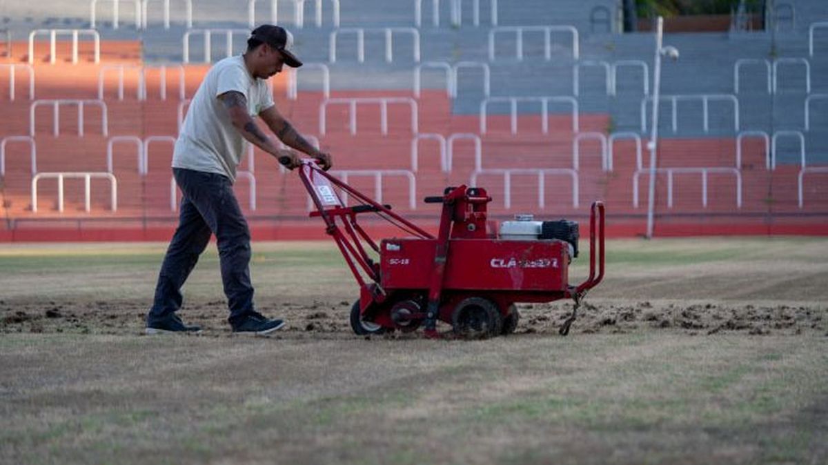 Los trabajos en el Estadio Malvinas Argentinas comenzaron el 2 de enero y aseguraron que el césped estará listo para la Copa de la Liga.