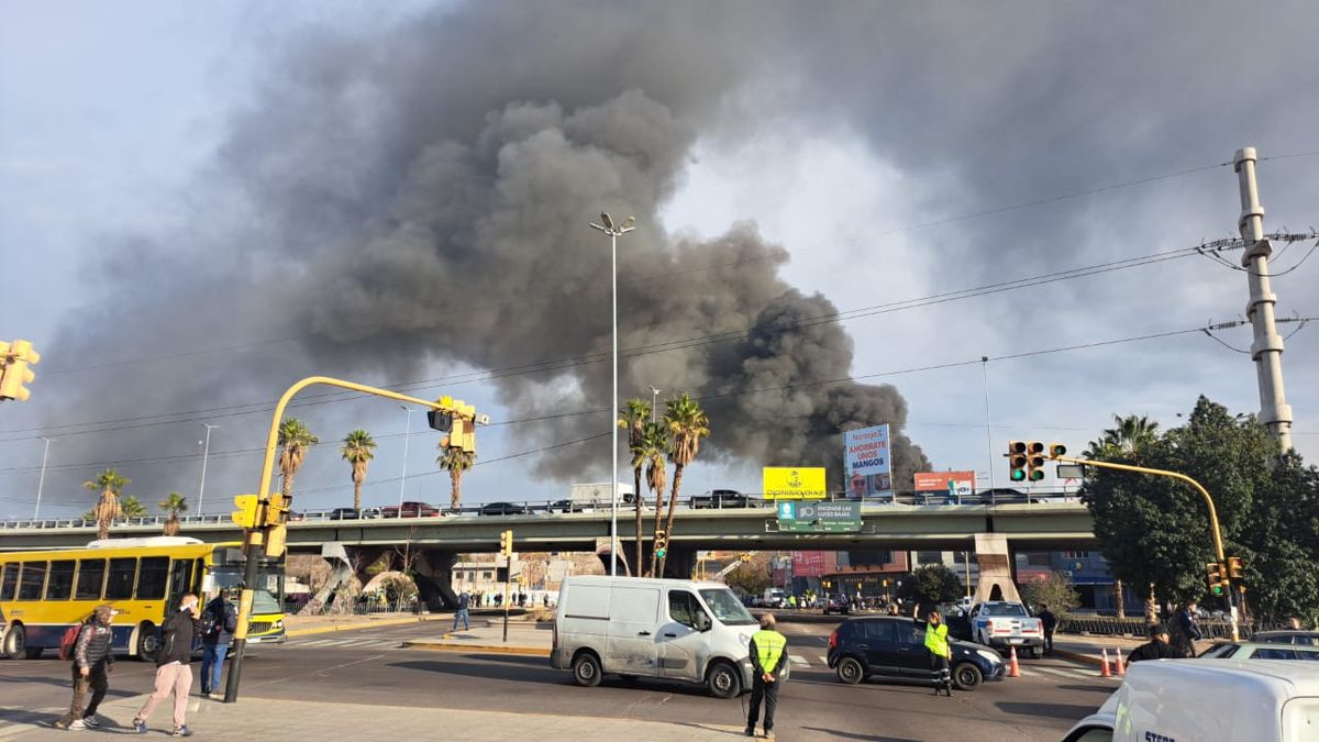 La columna de humo negro vista desde el Nudo Vial.
