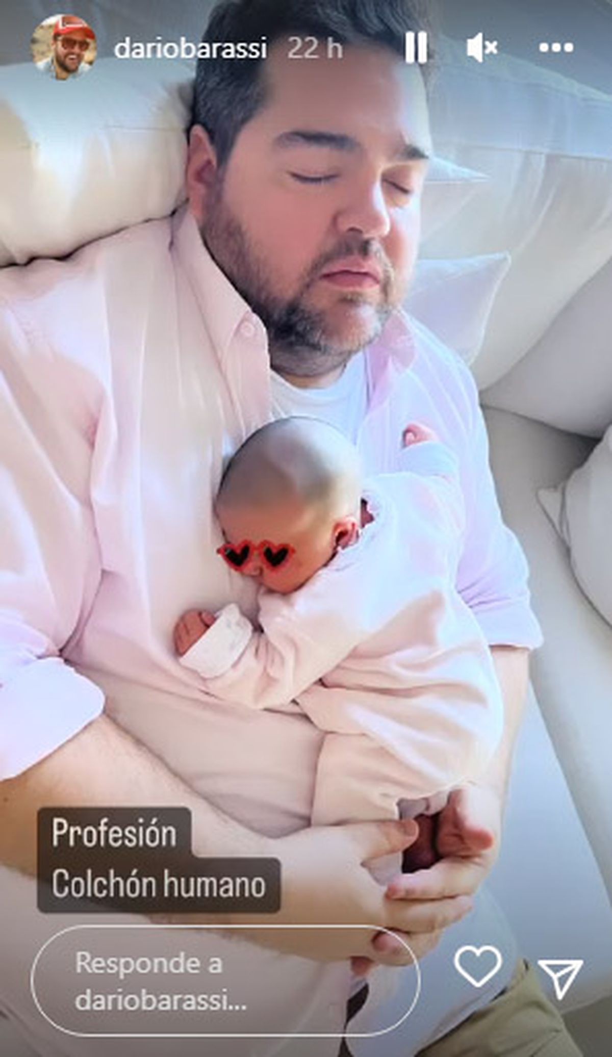 Darío Barassi "ejerciendo" como colchón humano con la pequeña Inés.