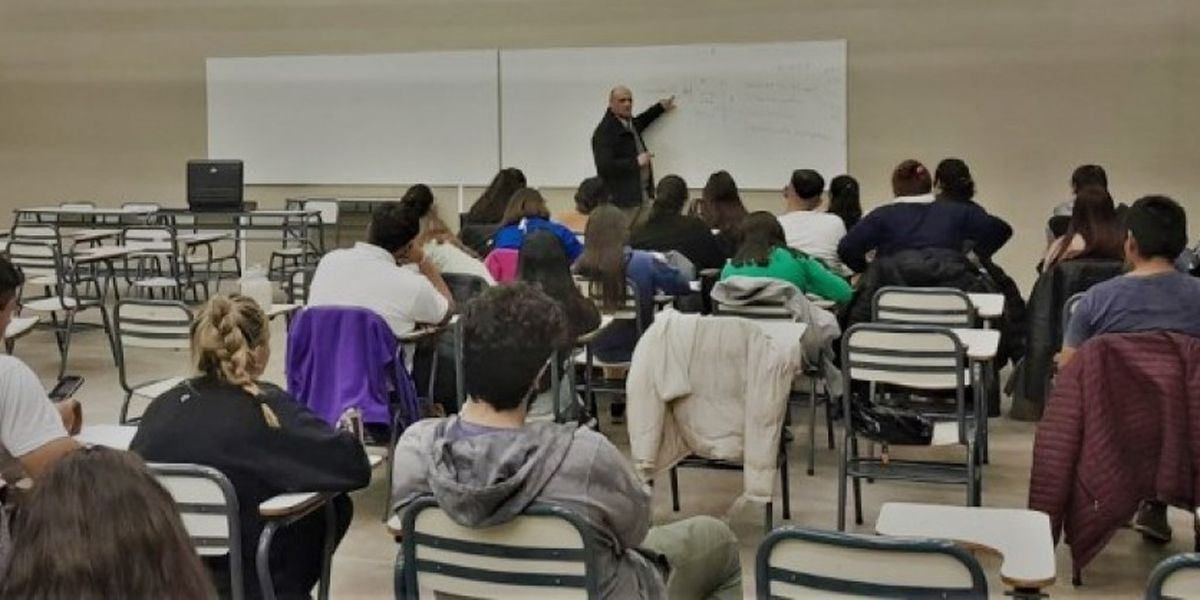 La rectora pidió a las autoridades correspondientes, Carlos Torrendell, secretario de Educación, y a Alejandro Álvarez, subsecretario de Políticas Universitarias, incrementar la partida de gastos de funcionamiento mensuales. La rectora pidió a las autoridades correspondientes, Carlos Torrendell, secretario de Educación, y a Alejandro Álvarez, subsecretario de Políticas Universitarias, incrementar la partida de gastos de funcionamiento mensuales.