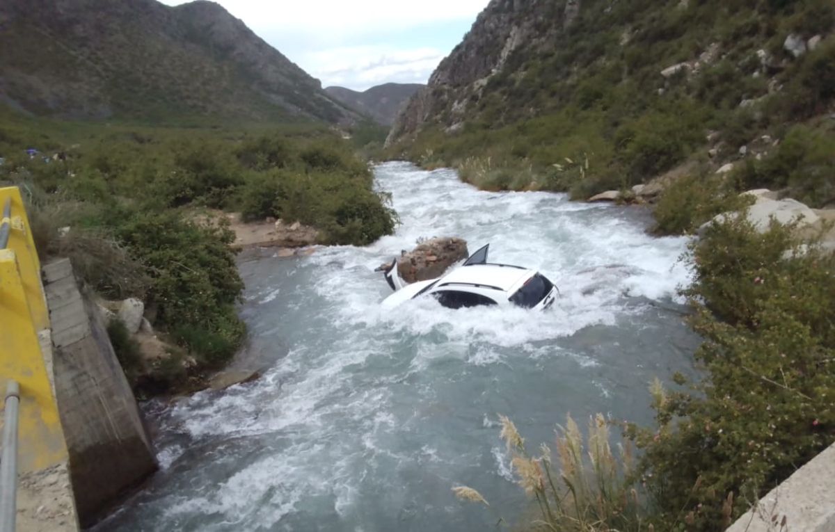 La camioneta Suran cayó al Arroyo Grande que tenía más capacidad de lo habitual. La camioneta Suran cayó al Arroyo Grande que tenía más capacidad de lo habitual.