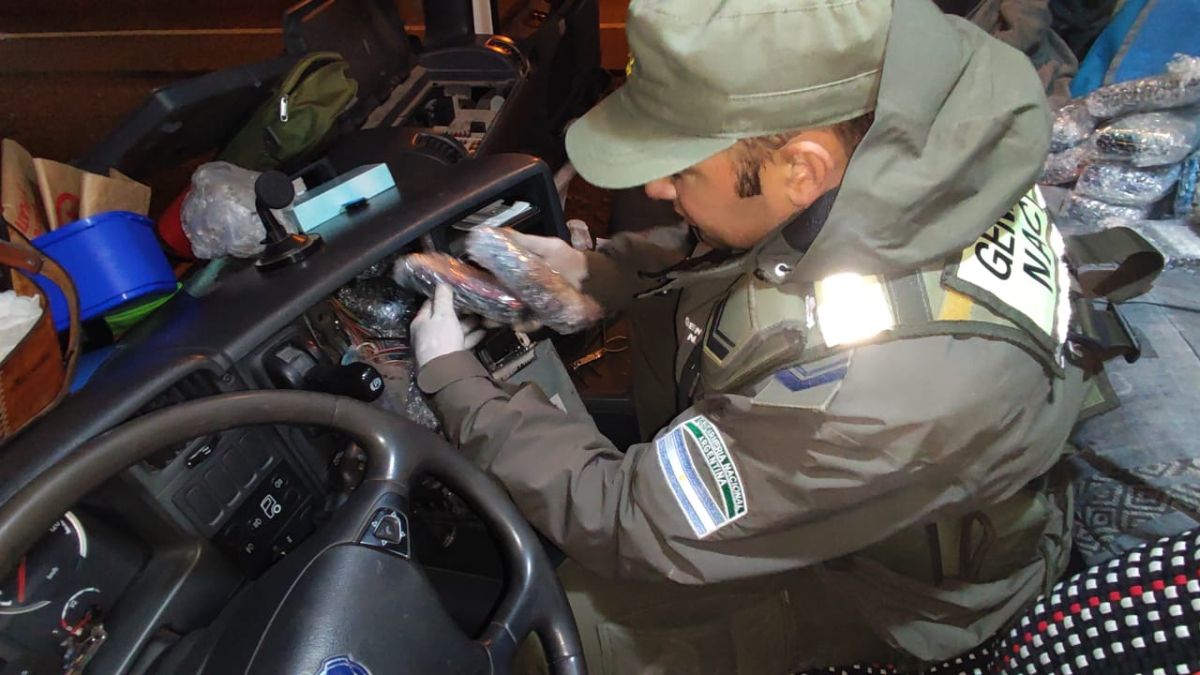 Personal de Gendarmería Nacional, apostado en la localidad de Punta de Vacas, halló el contrabando de celulares en la guantera y dentro del torpedo de un camión procedente de Chile.