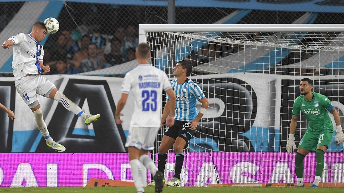 Badaloni se eleva y conecta de cabeza el primer gol de Godoy Cruz, que venció a domicilio a Racing y mantuvo así liderazgo e invicto.
