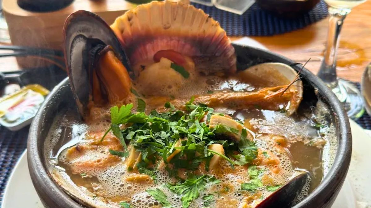 El restaurante enfrente de la playa de Papudo con varias opciones por menos de $30.000