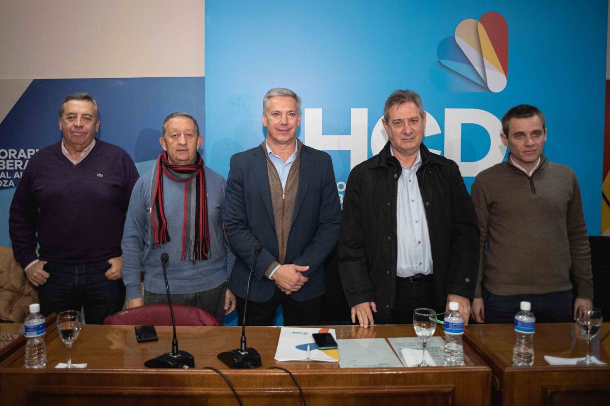 El conflicto con La Pampa por el río Atuel generó una reunión de los tres intendentes del Sur, sus legisladores y el titular de Irrigación, Sergio Marinelli. El conflicto con La Pampa por el río Atuel generó una reunión de los tres intendentes del Sur, sus legisladores y el titular de Irrigación, Sergio Marinelli.