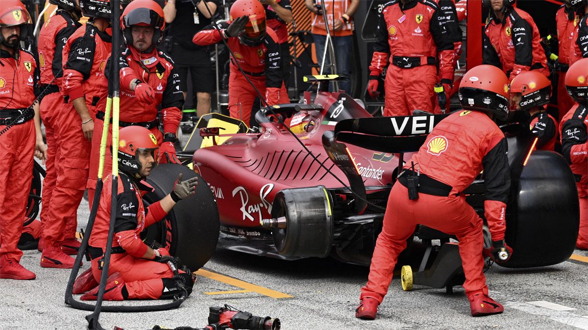 Los mecanicos de Ferrari fueron blanco de las burlas por el grosero error registrado en la carrera de F1