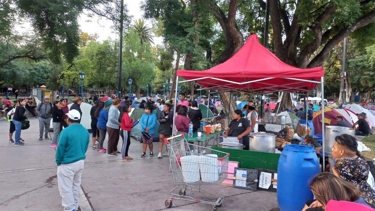 Los miembros de la Unidad Piquetera se organizaron para pasar la noche. El municipio denunció en la Justicia que no es la primera vez que lo hacen y pidió que sean desaojados.