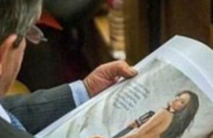 Sorprendieron a un diputado mirando fotos de una transexual desnuda en plena sesión
