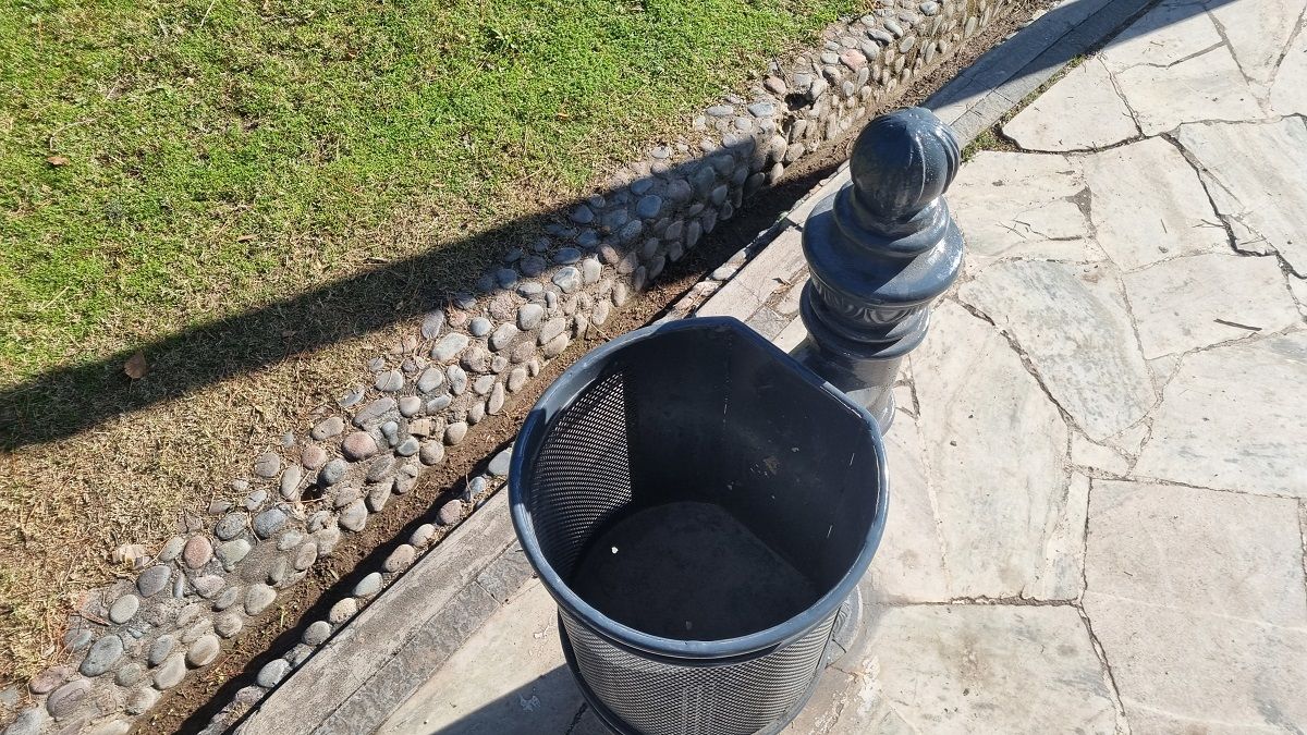 En la plaza Godoy Cruz los cestos tienen una base que permitiría tirar una colilla de cigarrillo. En la plaza Godoy Cruz los cestos tienen una base que permitiría tirar una colilla de cigarrillo.