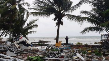 Los muertos por el tsunami en Indonesia ya superan los 400
