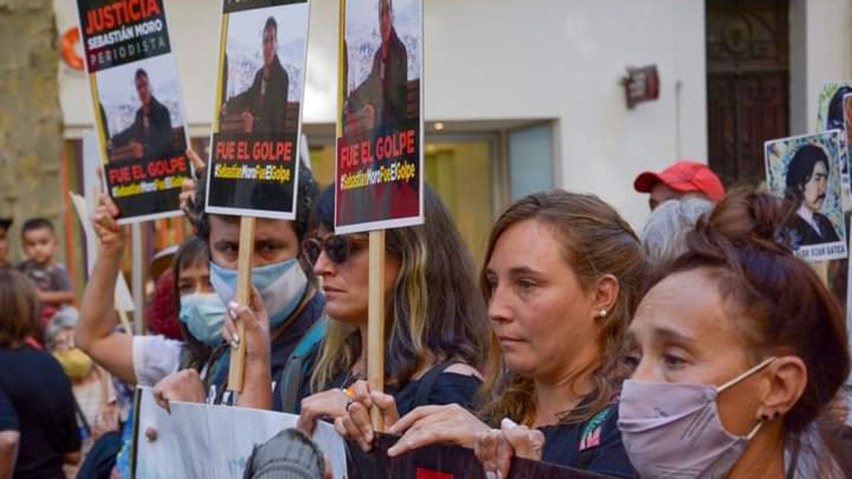 Penélop y Melody Moro, hermanas de Sebastián y su mamá Raquel Rochietti en uno de los tantos reclamos de justicia.