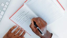 Qué significa si tengo una escritura lenta o pausada, según la grafología. Fuente Javier Lara Qué significa si tengo una escritura lenta o pausada, según la grafología. Fuente Javier Lara