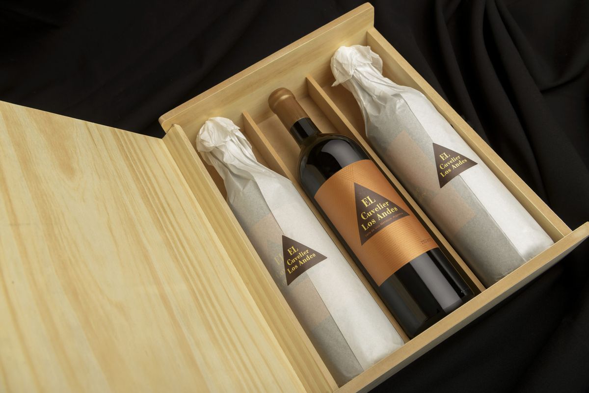 Llegó el primer lote de vinos mendocinos y preparan un stock permanente en Brasil para la presencia de estas bodegas en eventos y degustaciones. Llegó el primer lote de vinos mendocinos y preparan un stock permanente en Brasil para la presencia de estas bodegas en eventos y degustaciones.