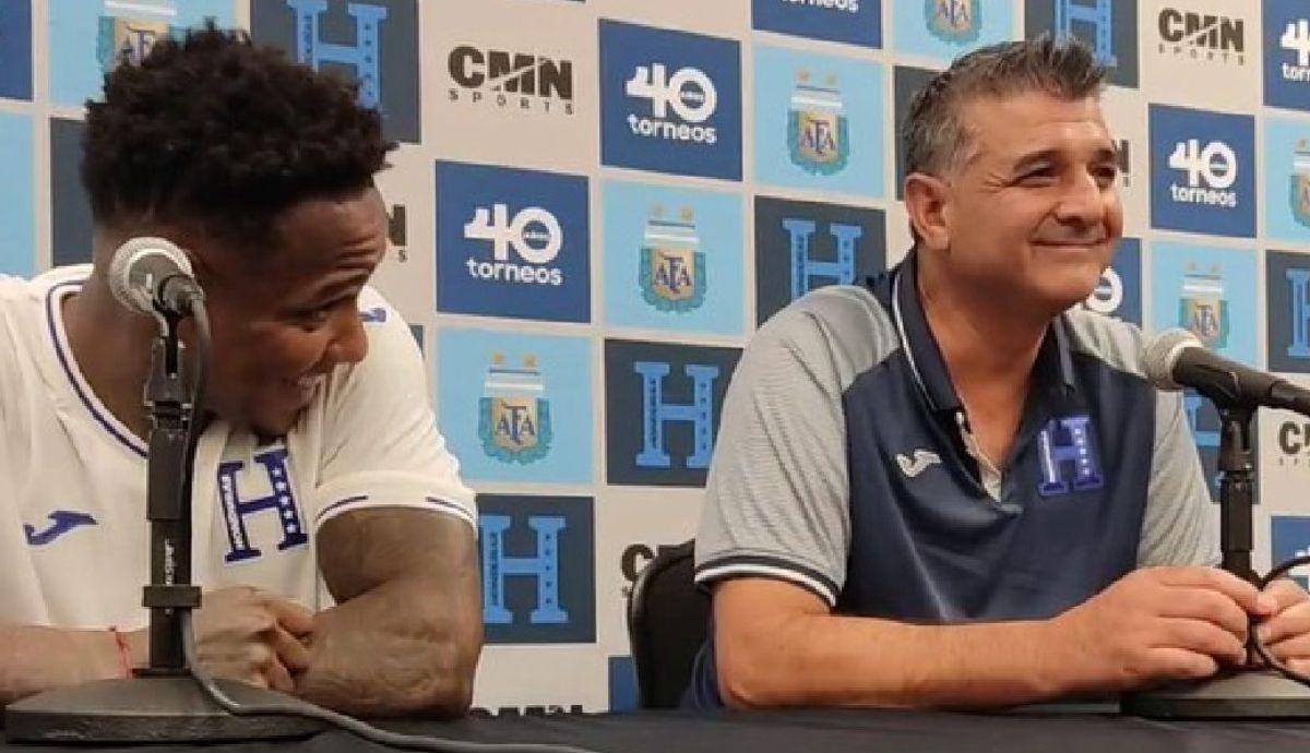 Diego Vázquez, sonriente pese a la derrota de Honduras ante Argentina