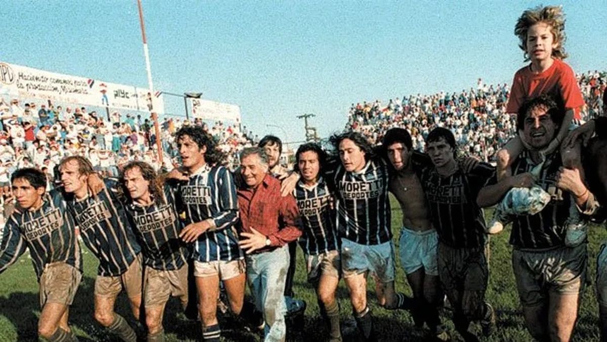 El ascenso de 1994 con Godoy Cruz fue uno de los grandes logros de Tachuela Garro como DT. El ascenso de 1994 con Godoy Cruz fue uno de los grandes logros de Tachuela Garro como DT.