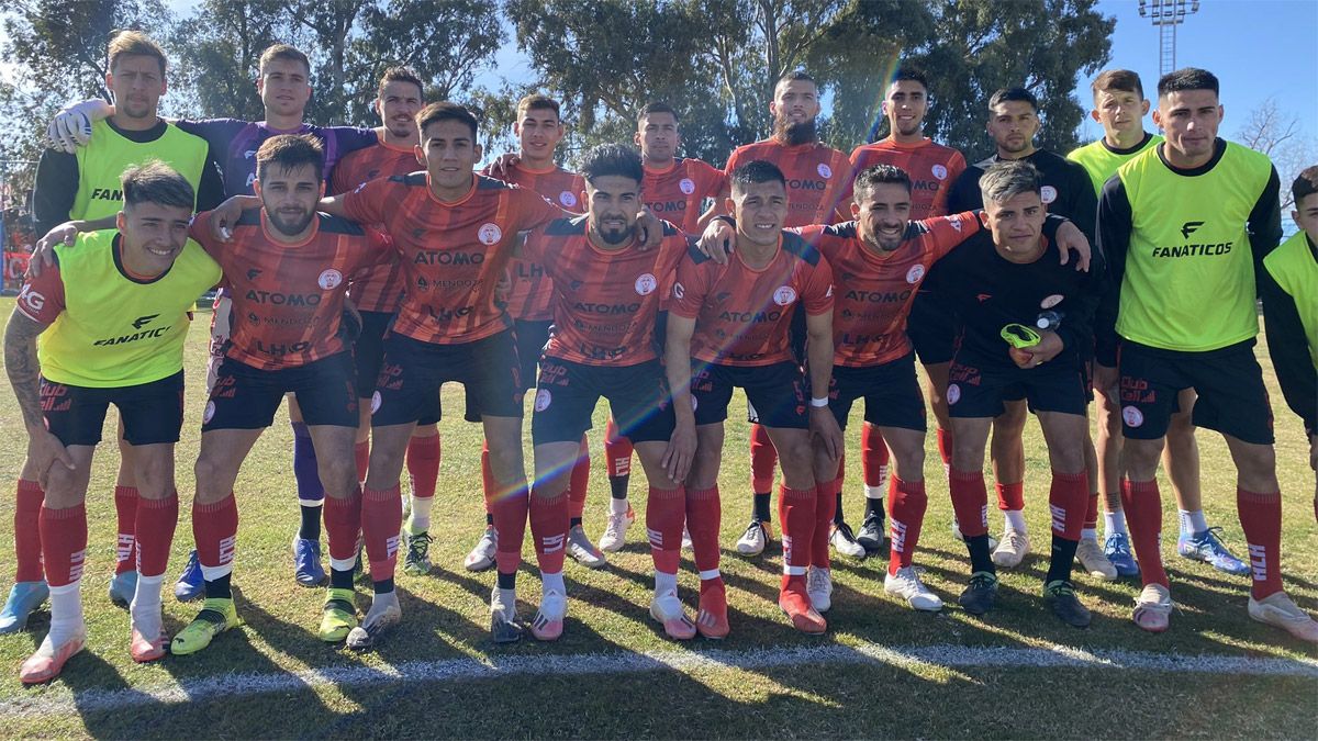 Huracán Las Heras se hizo grande en la cancha de Gutiérrez, con un buen triunfo ante Villa Mitre. Foto: gentileza Prensa Huracán Las Heras.