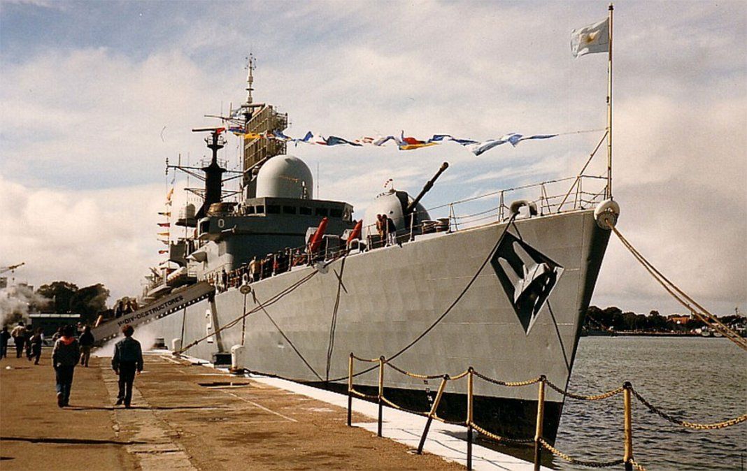 El buque ARA Santísima Trinidad desembarcó las primeras tropas en la guerra de las Islas Malvinas en la noche del 1º de abril de 1982 y sería desmantelado. Imagen tomada por Adolfo Jorge Soto, el día 17 de Agosto de 1987 en la Base Naval Puerto Belgrano
